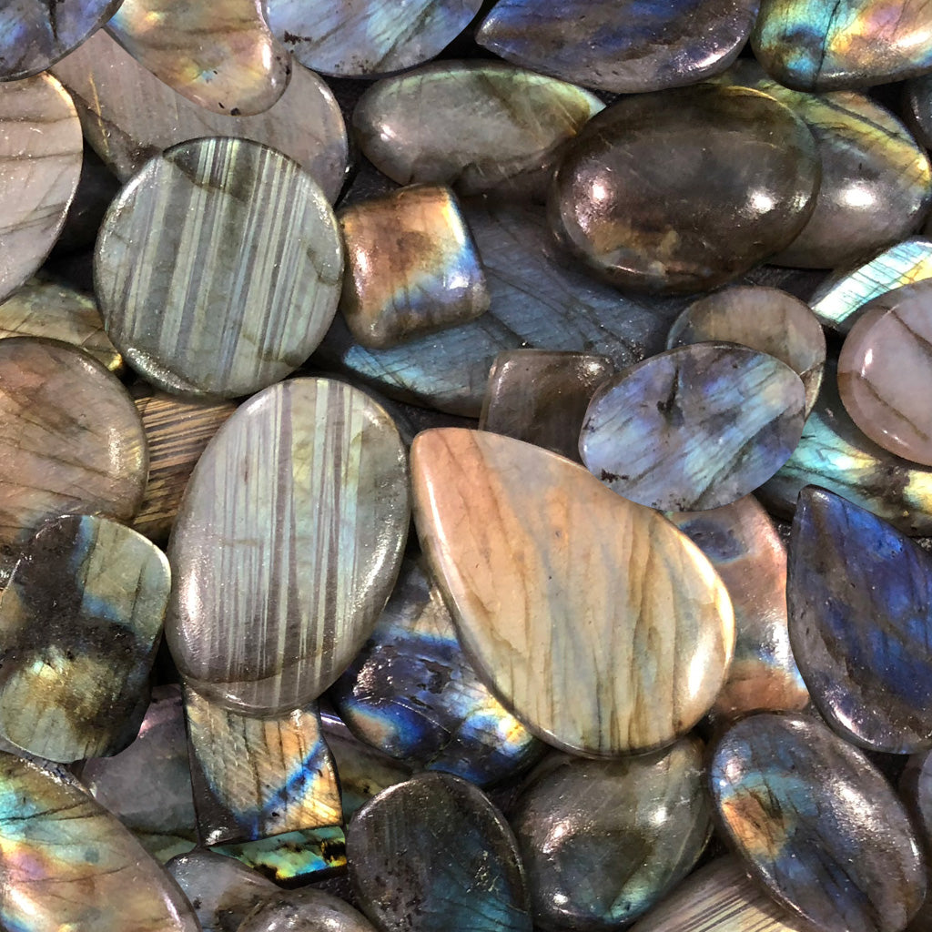 The Comprehensive Guide to the Labradorite Stone